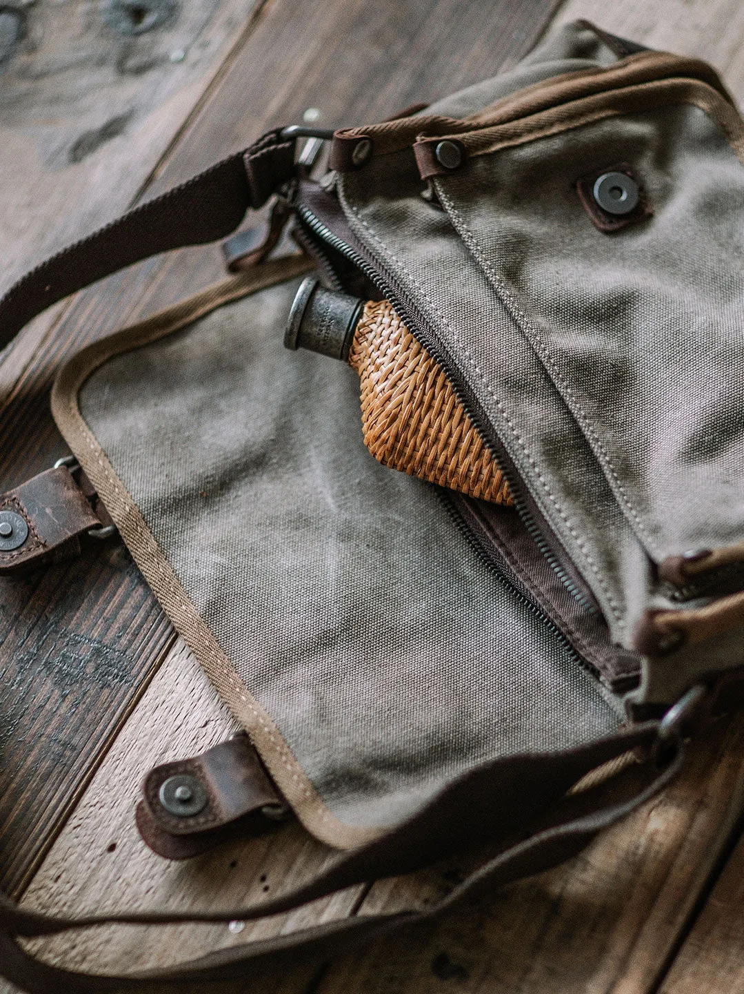 ARMY GREEN CANVAS MESSENGER BAG