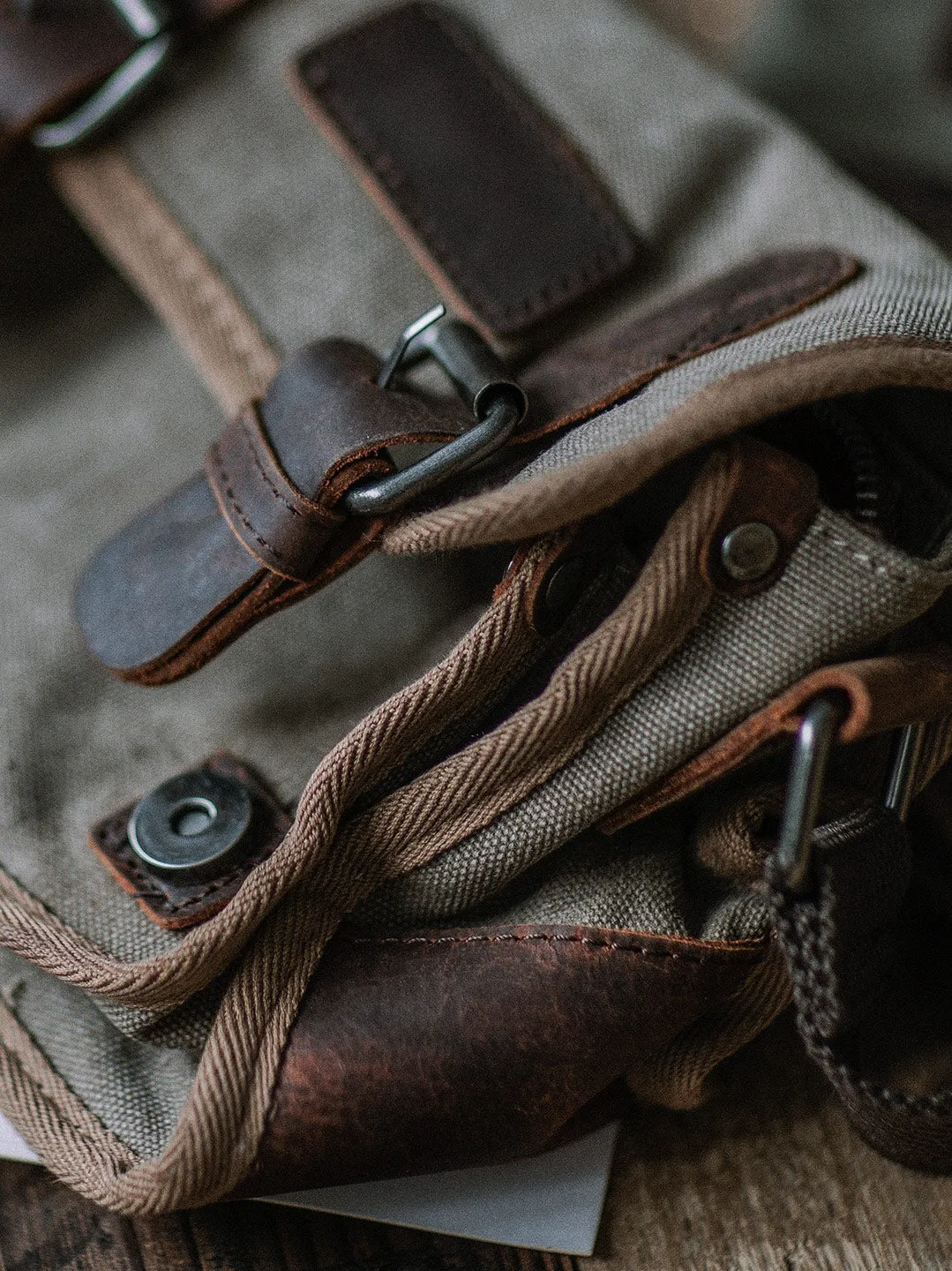 ARMY GREEN CANVAS MESSENGER BAG